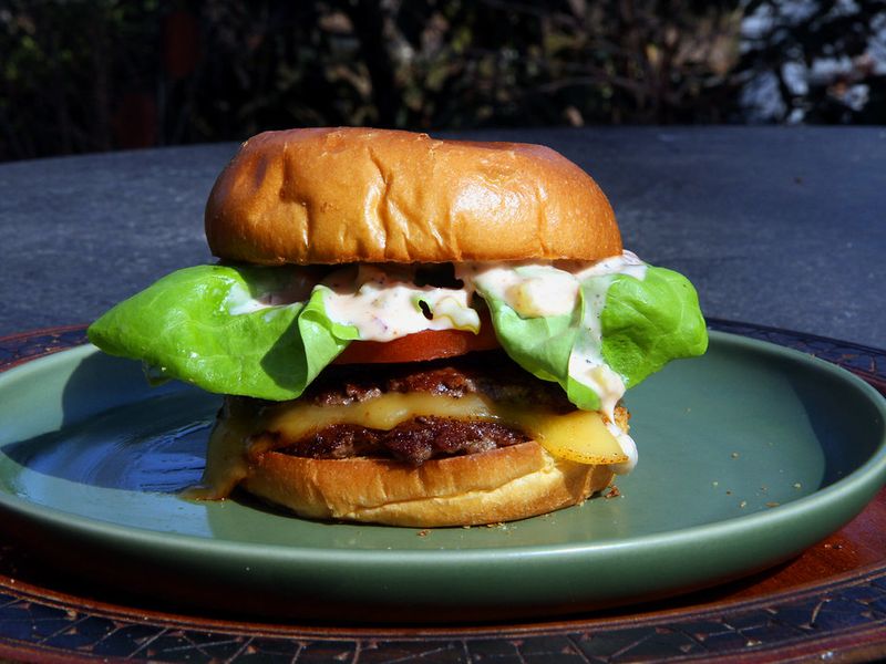 Smash Clássico — especialidade da Hamburgueria Brasa Burger
