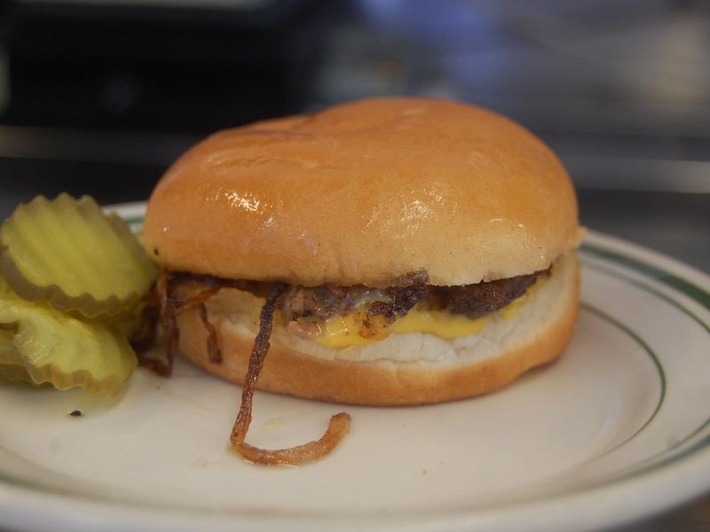 Cheddar Duplo — especialidade da Hamburgueria Brasa Burger